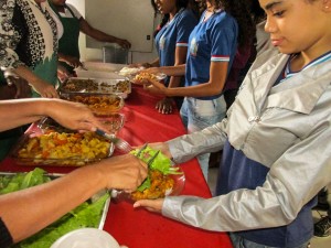 Firmino Alves- BA- Brasil- 22/07/2015- O plantio, o cultivo e a colheita de alimentos pelos estudantes do Centro Educacional Monteiro Lobato, da rede estadual de ensino do município de Firmino Alves, no sul do estado, são mais um exemplo da parceria entre sociedade e escola, conforme propõe o programa Educar para Transformar – um Pacto pela Educação. A partir do envolvimento de profissionais voluntários e da comunidade, o colégio ganhou uma horta que produz alface, tomate, coentro e outras hortaliças. Os alimentos são utilizados na merenda escolar e os alunos adquirem novos conhecimentos por meio da atividade que relaciona disciplinas, como Matemática e Biologia, com educação ambiental. Foto: Acervo Monteiro Lobato