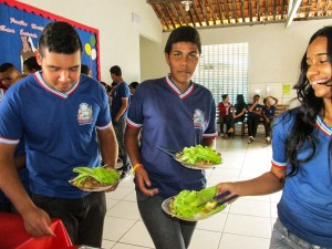 Pais também devem ficar atentos aos lanches servidos nas instituições, exigindo das cantinas opções variadas, ricas e nutritivas. (Fotos: Fotos Públicas)