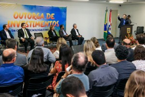 Maceió, 14 de outubro de 2016 Governador Renan Filho, assina Outorga de recursos para 134 pesquisadores de todo o Estado, que foram selecionados em oito editais da Fundação de Amparo à Pesquisa do Estado de Alagoas (Fapeal). Alagoas - Brasil. Foto: Ailton Cruz