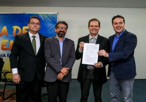 Maceió, 14 de outubro de 2016 Governador Renan Filho, assina Outorga de recursos para 134 pesquisadores de todo o Estado, que foram selecionados em oito editais da Fundação de Amparo à Pesquisa do Estado de Alagoas (Fapeal). Alagoas - Brasil. Foto: Ailton Cruz