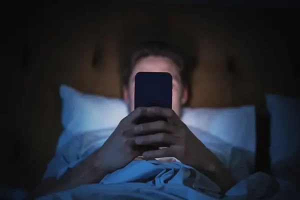 Minutos da Ciência fala sobre os riscos do uso de telas antes de dormir